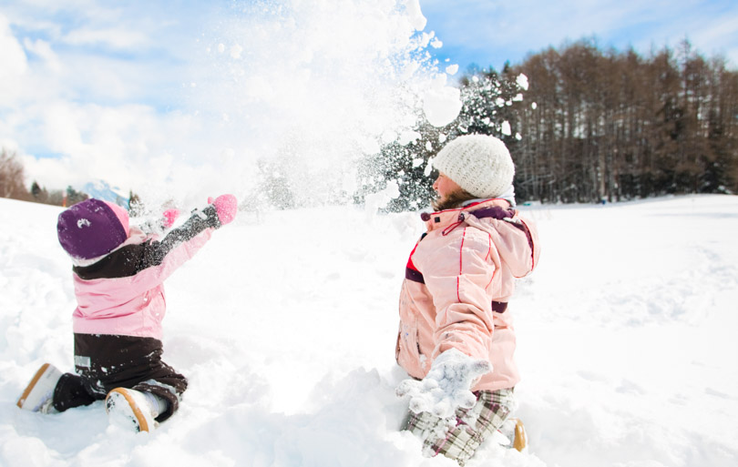 Кидались снежками. Children playing in the Snow. Children playing with Snow. Kids playing in Snow. Snow child playing.